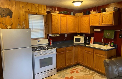 Boon House | Relax at The Lazy Acorn Cabin with Ocean Views & Breakfast