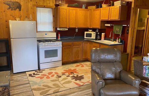 Boon House | Relax at The Lazy Acorn Cabin with Ocean Views & Breakfast