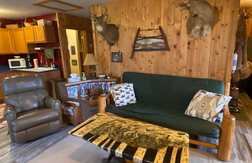 Boon House | Relax at The Lazy Acorn Cabin with Ocean Views & Breakfast
