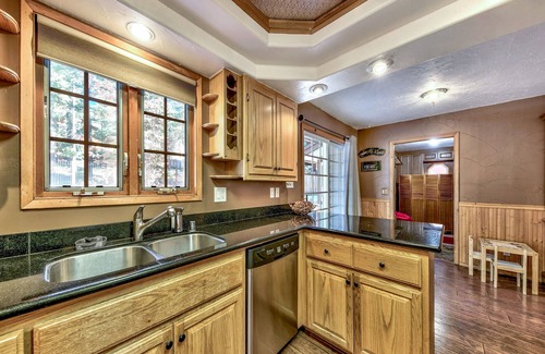 Montgomery Estates Cottage | Relax at The Lazy Bear's Den: 2 Bedroom Cabin Retreat