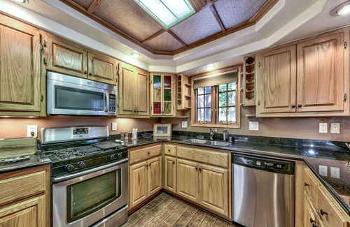 Montgomery Estates Cottage | Relax at The Lazy Bear's Den: 2 Bedroom Cabin Retreat