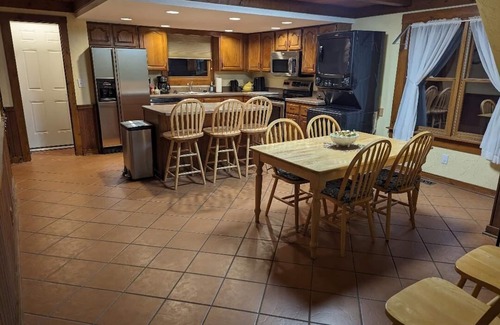 Lewis Center House | Unwind at The Lazy Cat Lodge with Hot Tub & Fire Pit