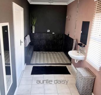 St. Helena Bay Apartment | Budget-Friendly Retreat at The Lazy Daisies – Pet Friendly!