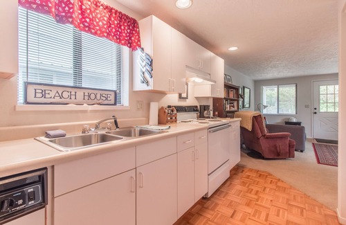 Tierra Del Mar House | Relax at The Lazy Dragon #147 - Beach Walk & Pet Friendly