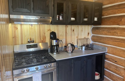 Emigrant Cabin | THE LAZY FLY. Private Cozy 2 bdrm Cabin On 30 acres. AC, WiFi