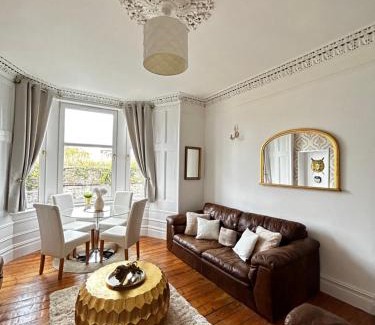 Port Glasgow Apartment | Stylish 2 Bedroom Apartment in Town Centre - Guest Rated 9/10