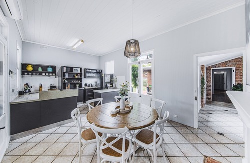 Chiltern House | Discover Family-Friendly Stays at The Lazy Lock-Up