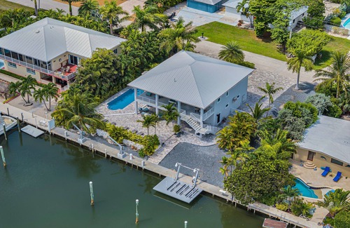 Marathon House | The Lazy Manatee -Private Pool, 80’ Dockage, Foosball, 4 King Bedrooms & 1-Min Drive to Beach!
