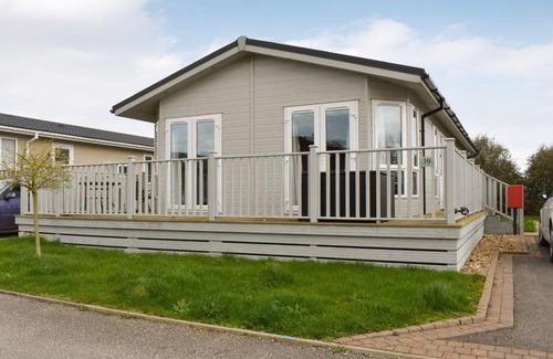 Stretham House | Discover The Lazy Otter No 39: Family & Pet-Friendly Stay