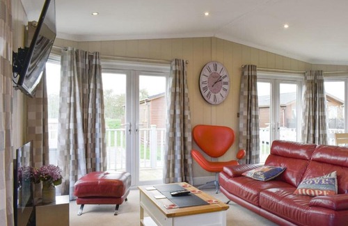 Stretham House | Discover The Lazy Otter No 39: Family & Pet-Friendly Stay