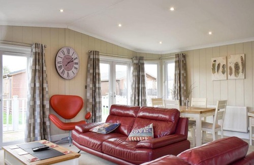 Stretham House | Discover The Lazy Otter No 39: Family & Pet-Friendly Stay