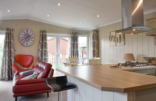 Stretham House | Discover The Lazy Otter No 39: Family & Pet-Friendly Stay
