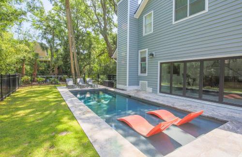 Isle of Palms House | Relax at The Lazy Palm: 4-Star Family-Friendly Haven