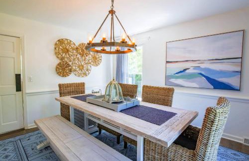 Isle of Palms House | Relax at The Lazy Palm: 4-Star Family-Friendly Haven