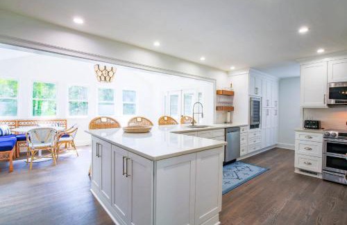 Isle of Palms House | Relax at The Lazy Palm: 4-Star Family-Friendly Haven