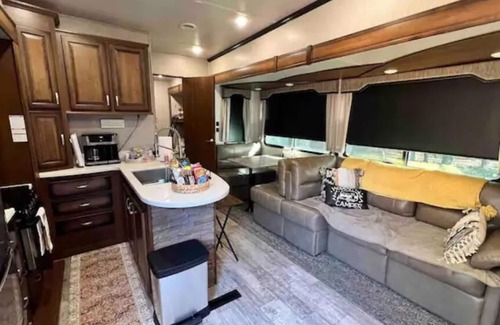 Honey Grove House | Relax at The Lazy Pony: Hot Tub & Scenic Hiking Trails