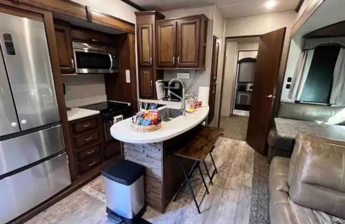 Honey Grove House | Relax at The Lazy Pony: Hot Tub & Scenic Hiking Trails