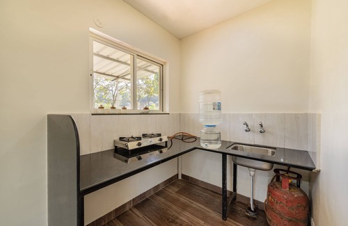 Ambavna Villa | Cozy Escape at The Lazy River Cottage - Pet Friendly Stay