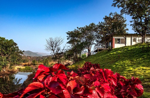 Ambavna Villa | Cozy Escape at The Lazy River Cottage - Pet Friendly Stay