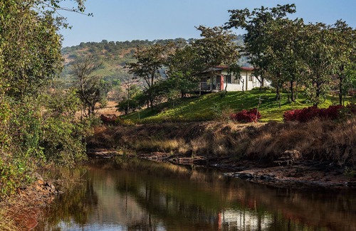 Ambavna Villa | Cozy Escape at The Lazy River Cottage - Pet Friendly Stay