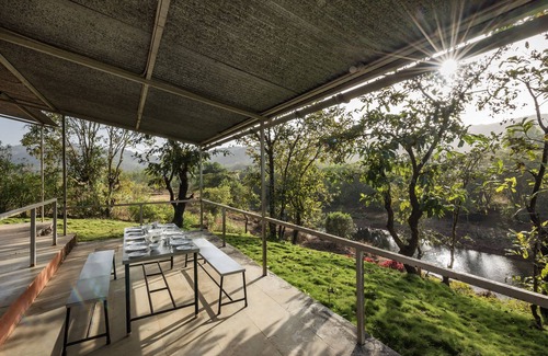 Ambavna Villa | Cozy Escape at The Lazy River Cottage - Pet Friendly Stay