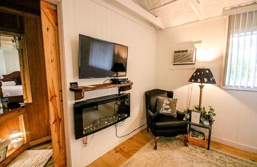 Tyler House | Top-Rated The Lazy Squirrel with Kitchen Amenities