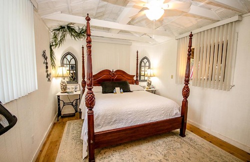 Tyler House | Top-Rated The Lazy Squirrel with Kitchen Amenities