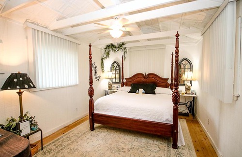 Tyler House | Top-Rated The Lazy Squirrel with Kitchen Amenities