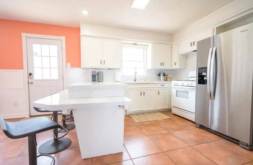 Bowie House | Ideal LBK Peach Home for Families near TTU & Med District