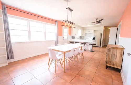 Bowie House | Ideal LBK Peach Home for Families near TTU & Med District