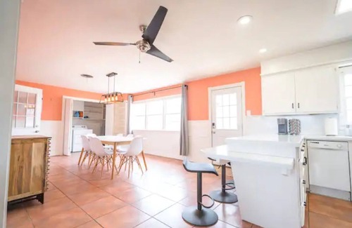 Bowie House | Ideal LBK Peach Home for Families near TTU & Med District
