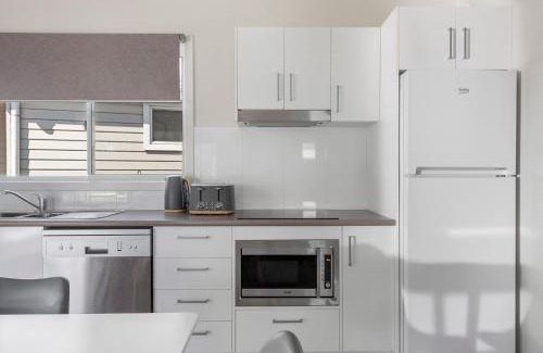 Lake Conjola Resort | Pet-Friendly Retreat at The Leaning Oak - Lake Conjola