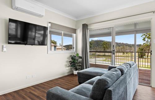 Lake Conjola Resort | Pet-Friendly Retreat at The Leaning Oak - Lake Conjola