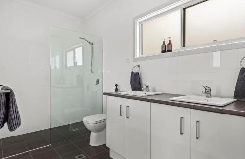 Lake Conjola Resort | Pet-Friendly Retreat at The Leaning Oak - Lake Conjola