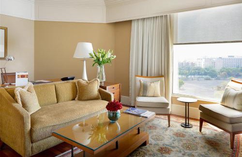 Mumbai Hotel | Luxury Getaway at The Leela Mumbai with Oceanfront Views