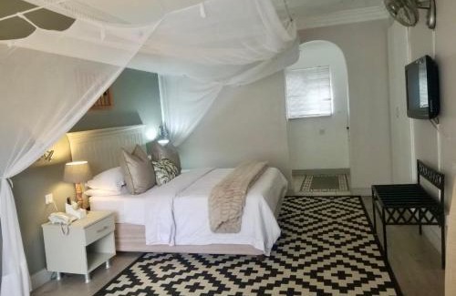 Blantyre Bed & Breakfast | Discover The Leslie Executive Hotel: Oceanfront Bliss