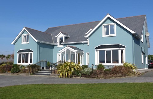 Dingle House | Oceanfront Escape at The Lighthouse - 4-Star Retreat