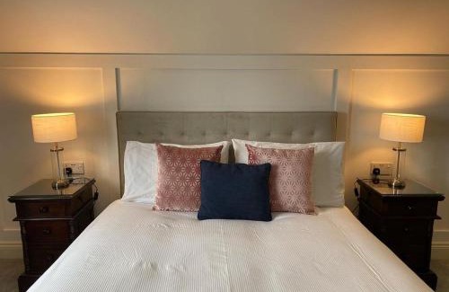 Dingle House | Oceanfront Escape at The Lighthouse - 4-Star Retreat