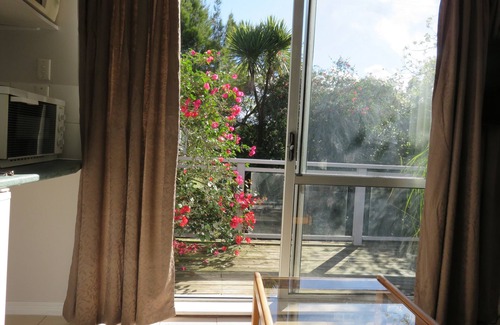 Torbay Apartment | Discover The Lighthouse: Oceanfront Comfort & 9/10 Rating