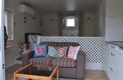 Torbay Apartment | Discover The Lighthouse: Oceanfront Comfort & 9/10 Rating