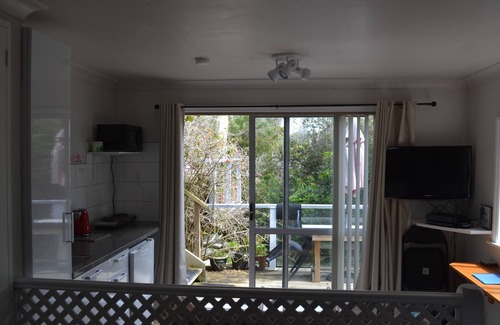 Torbay Apartment | Discover The Lighthouse: Oceanfront Comfort & 9/10 Rating