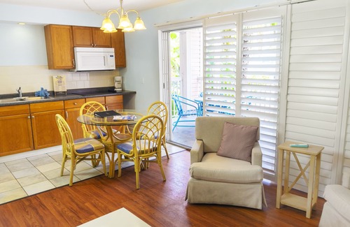 Fort Myers Beach Hotel | Cozy Lighthouse Resort Inn & Suites with Pool and Dining