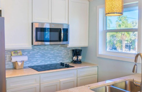 Fort Myers Beach Hotel | Cozy Lighthouse Resort Inn & Suites with Pool and Dining