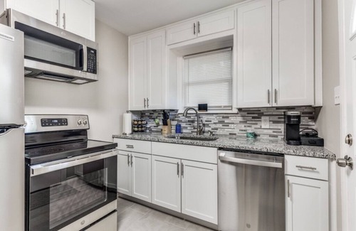 Granbury Bed & Breakfast | Experience The Lily Pad: Family-Friendly with Spa & Pool