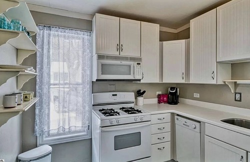 Elberta House | Cozy Lincoln House: Steps from the Beach with Ocean Views