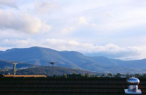 Lindisfarne House | The Lindisfarne Loft - close to CBD and Airport