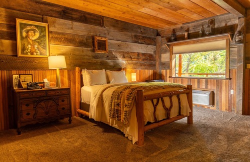 Murphy Hotel | Top-Rated Lindsay Lodge & Restaurant with Spa and Dining