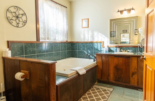 Murphy Hotel | Top-Rated Lindsay Lodge & Restaurant with Spa and Dining