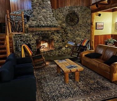 Murphy Hotel | Discover The Lindsay Lodge: Pet-Friendly Family Retreat