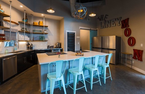 Dripping Springs House | The Liney Moon-Stellar House Sleeps 22 w/Pool, Firepits, Putting Green, & More!